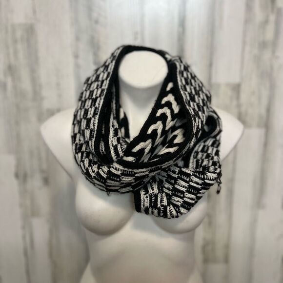 Calvin Klein Black White Chunky Knit Infinity Scarf – Reversible Pattern – Soft - Picture 2 of 6